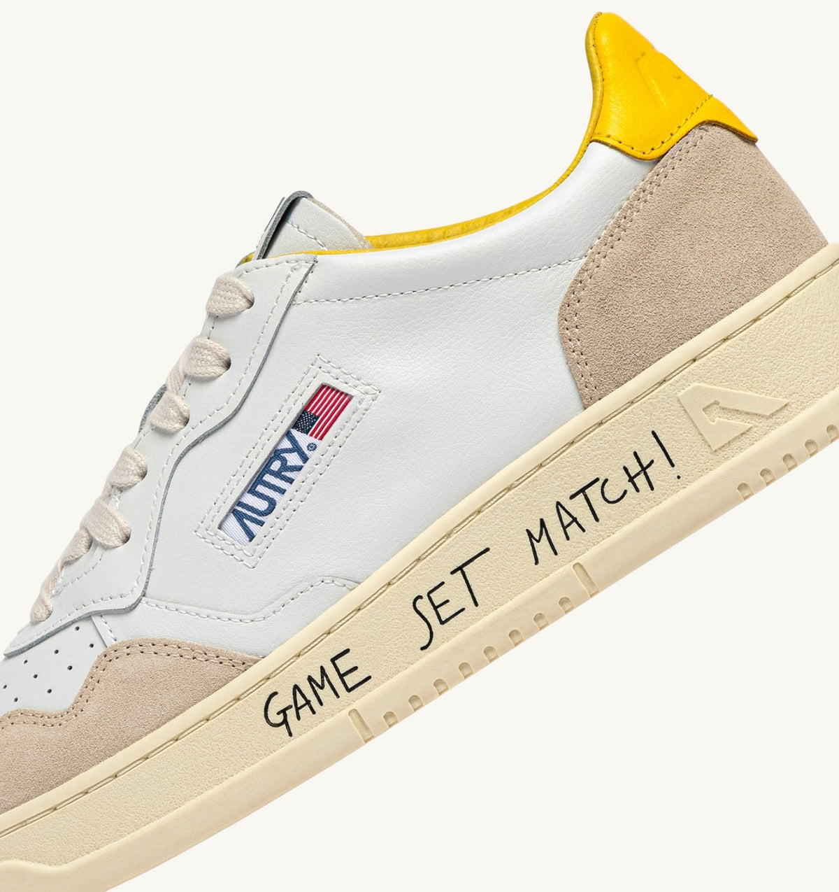 AUTRY Man MEDALIST LOW SNEAKERS IN WHITE LEATHER AND SLICKER SUEDE WITH LETTERING