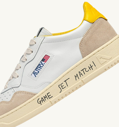 AUTRY Man MEDALIST LOW SNEAKERS IN WHITE LEATHER AND SLICKER SUEDE WITH LETTERING