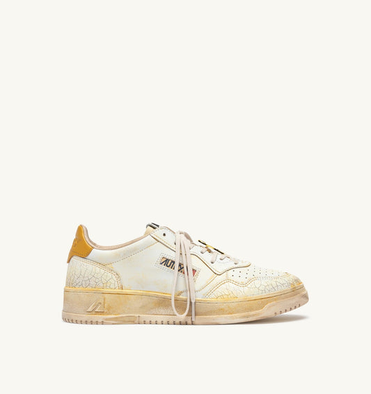 AUTRY Man MEDALIST LOW SUPER VINTAGE SNEAKERS IN WHITE AND YELLOW LEATHER