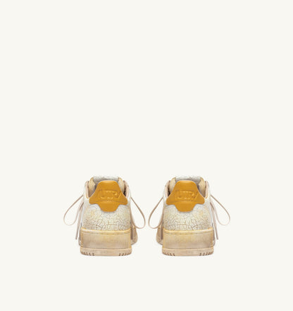AUTRY Man MEDALIST LOW SUPER VINTAGE SNEAKERS IN WHITE AND YELLOW LEATHER