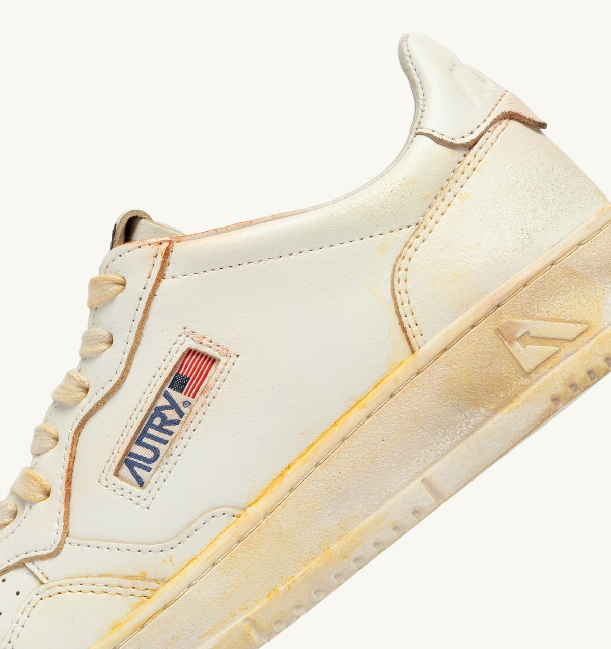AUTRY Man MEDALIST LOW SUPER VINTAGE SNEAKERS IN WHITE LEATHER
