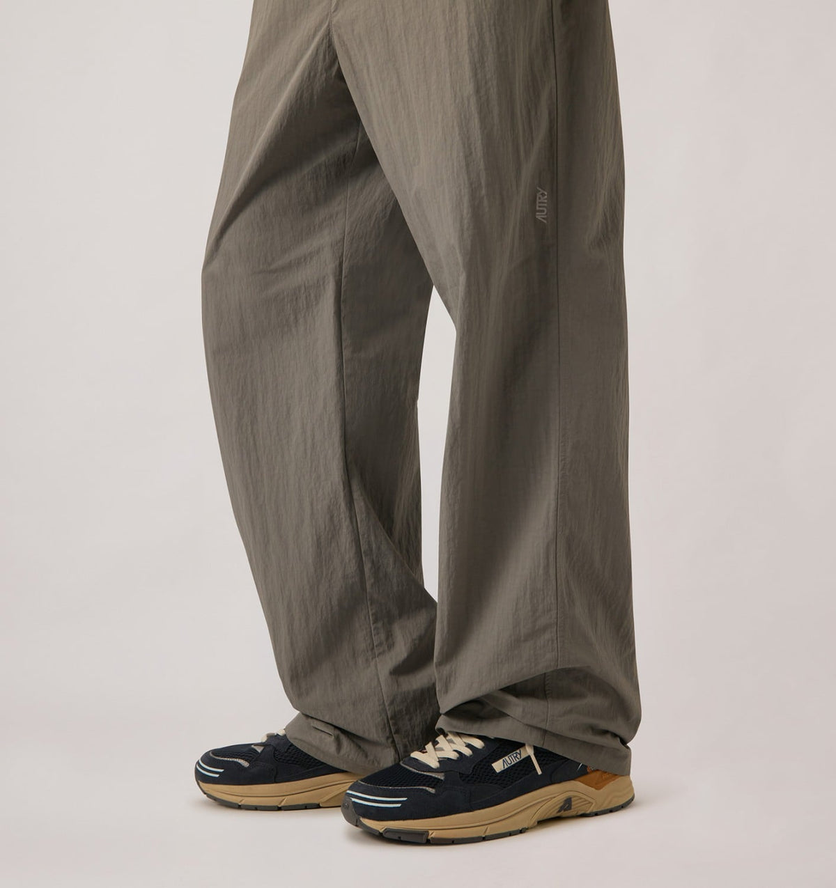 AUTRY Man HYPERWAY SNEAKERS IN MIDNIGHT AND TOMATO CREAM SUEDE AND MESH