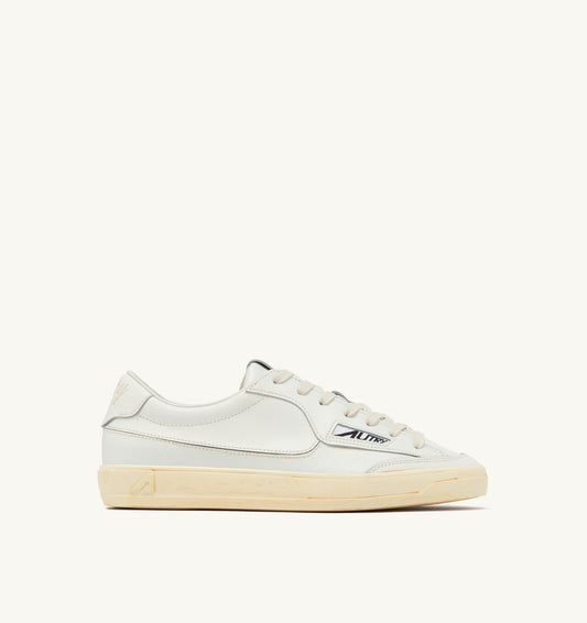 AUTRY Man WINDSCAPE LOW SUPER VINTAGE SNEAKERS IN WHITE LEATHER