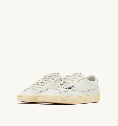 AUTRY Man WINDSCAPE LOW SUPER VINTAGE SNEAKERS IN WHITE LEATHER