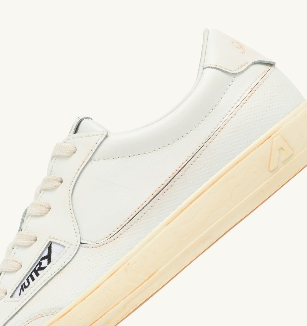 AUTRY Man WINDSCAPE LOW SUPER VINTAGE SNEAKERS IN WHITE LEATHER