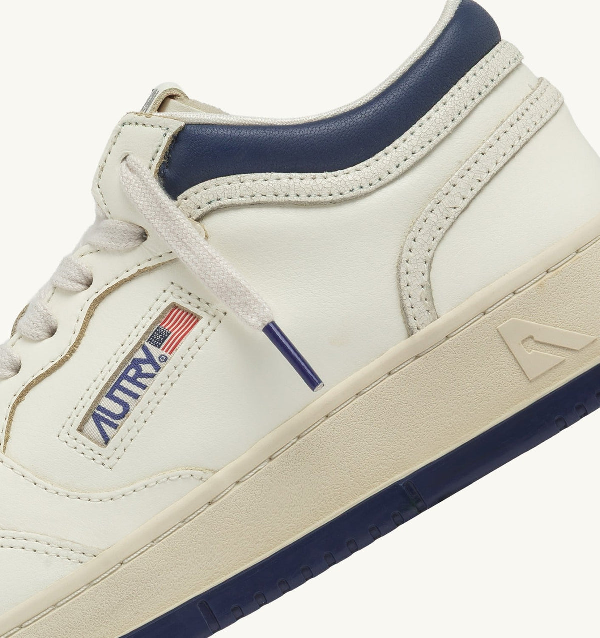 AUTRY Man MED-WAY SNEAKERS IN LEATHER COLOR MARSHMALLOW AND ENSIGN BLUE