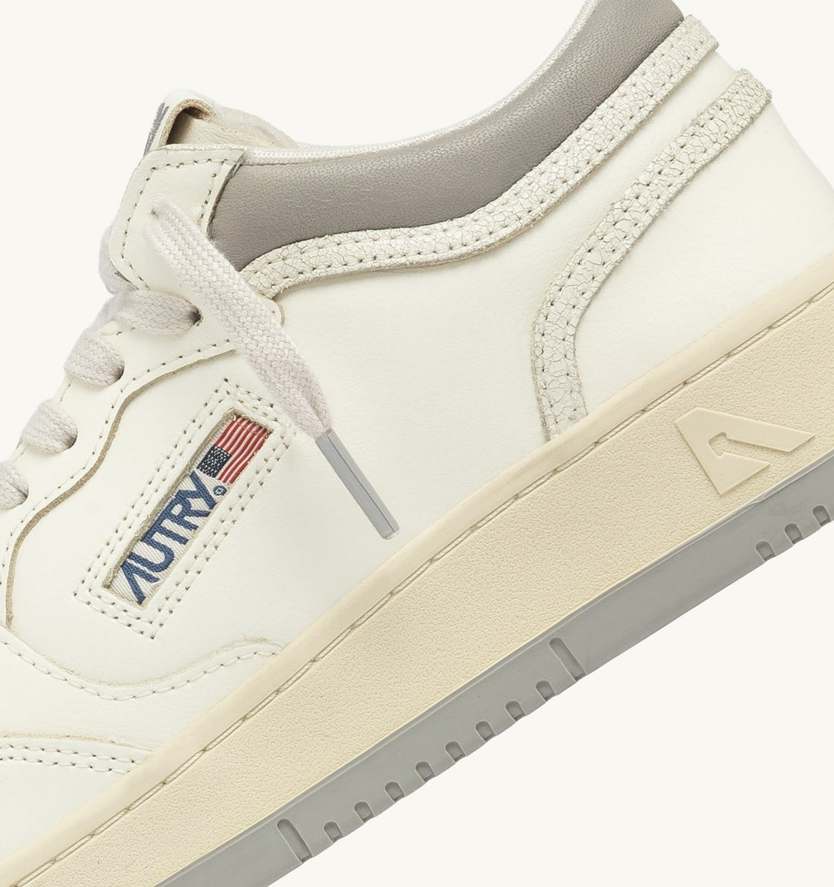 AUTRY Man MED-WAY SNEAKERS IN LEATHER COLOR MARSHMALLOW AND VAPOR