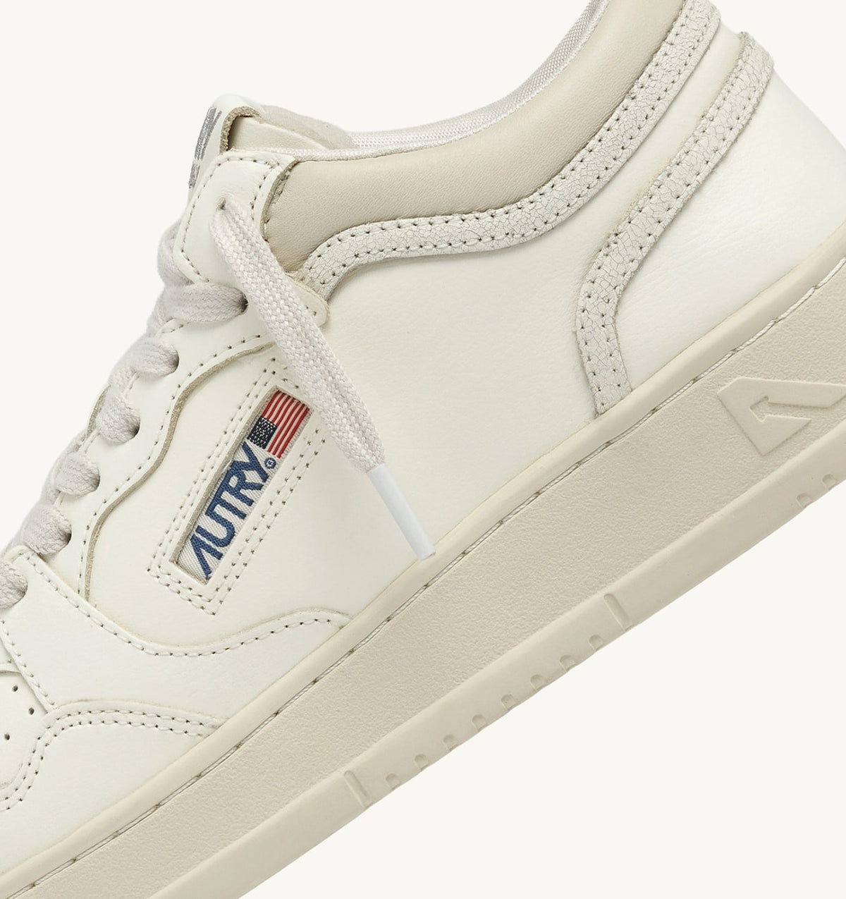 AUTRY Man MED-WAY SNEAKERS IN LEATHER COLOR MARSHMALLOW AND WHITE