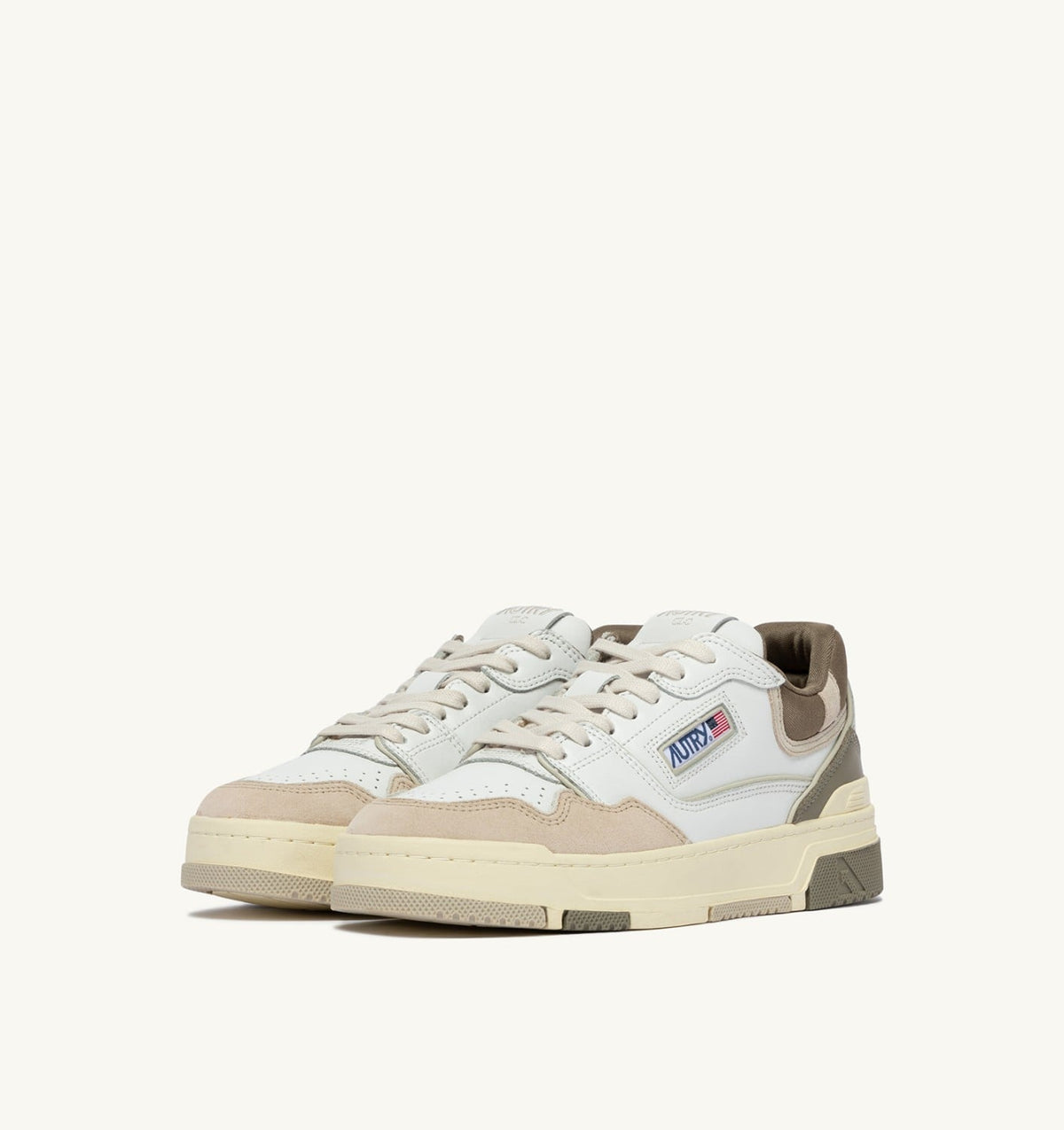 AUTRY Man SNEAKERS CLC LOW IN WHITE PELICAN AND COVERT GREEN LEATHER AND SUEDE