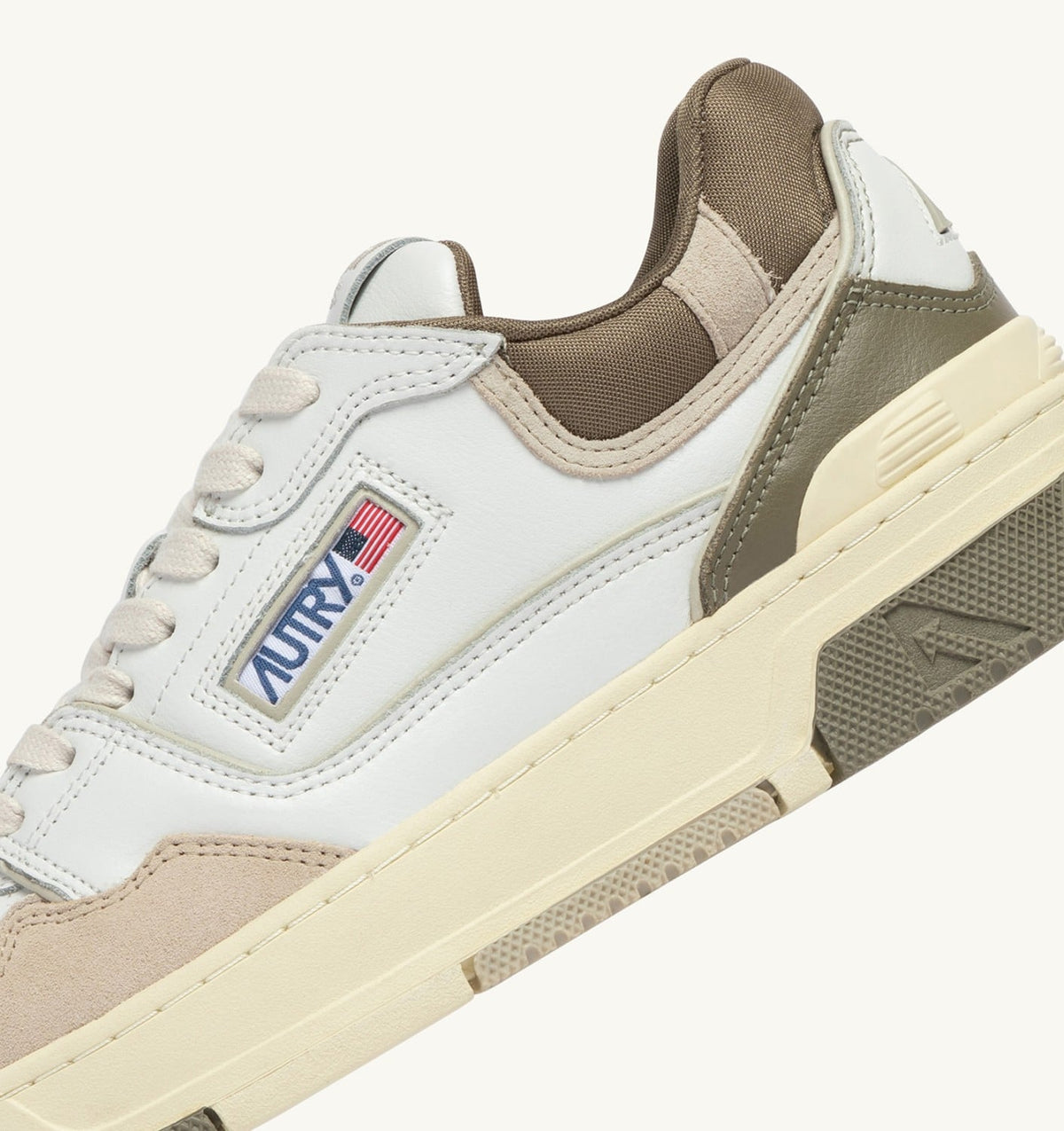 AUTRY Man SNEAKERS CLC LOW IN WHITE PELICAN AND COVERT GREEN LEATHER AND SUEDE
