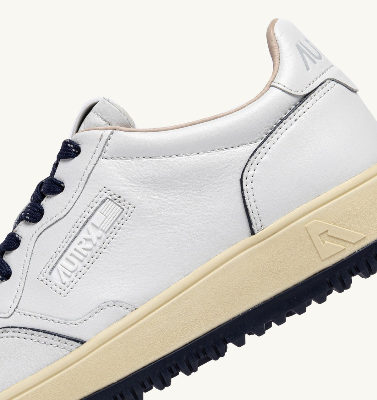 AUTRY Man GOLF LOW SNEAKERS IN WHITE AND NAVY LEATHER