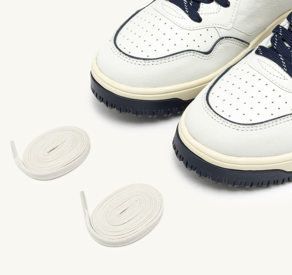 AUTRY Man GOLF LOW SNEAKERS IN WHITE AND NAVY LEATHER