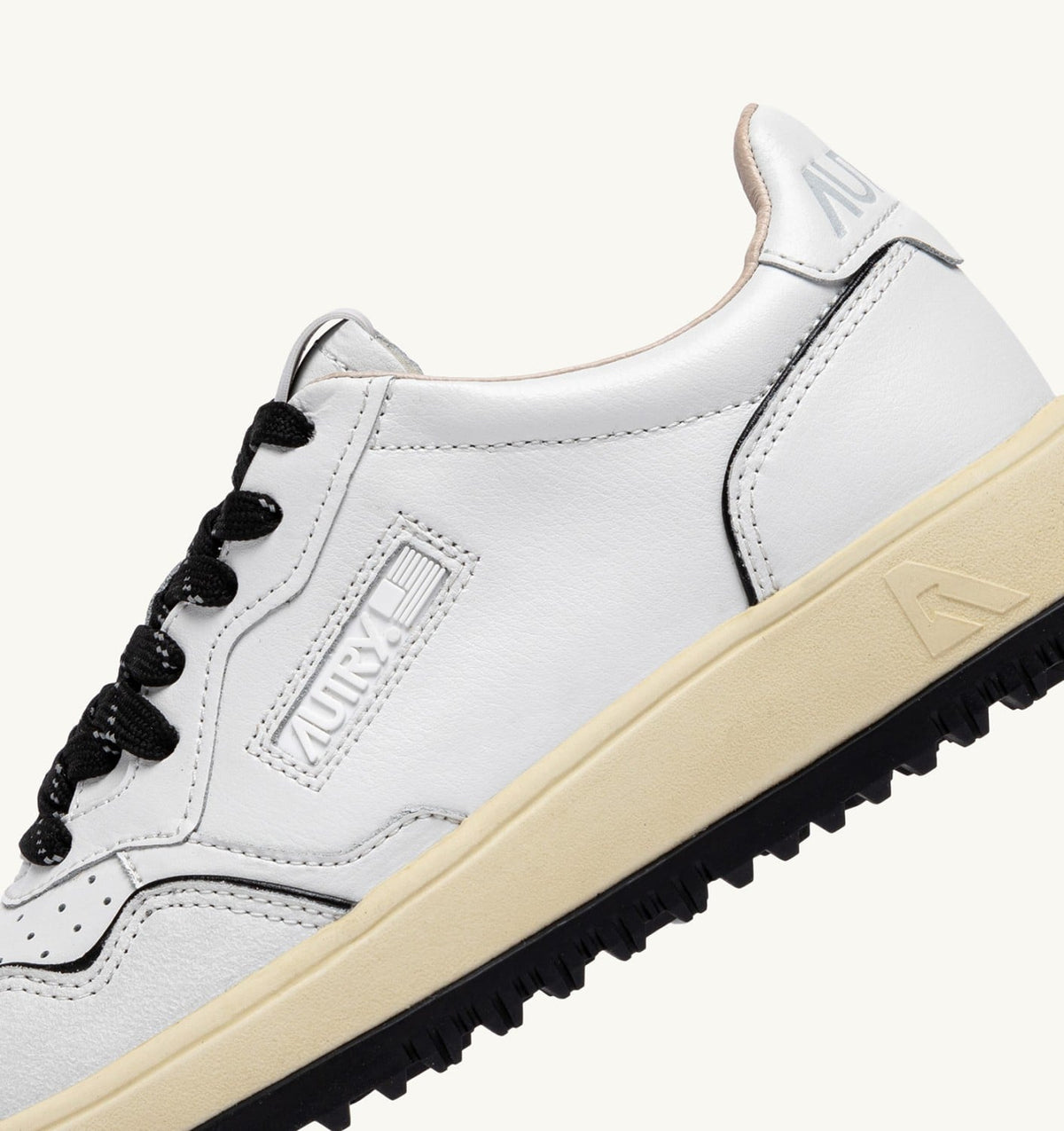 AUTRY Man GOLF LOW SNEAKERS IN LEATHER COLOR WHITE AND BLACK