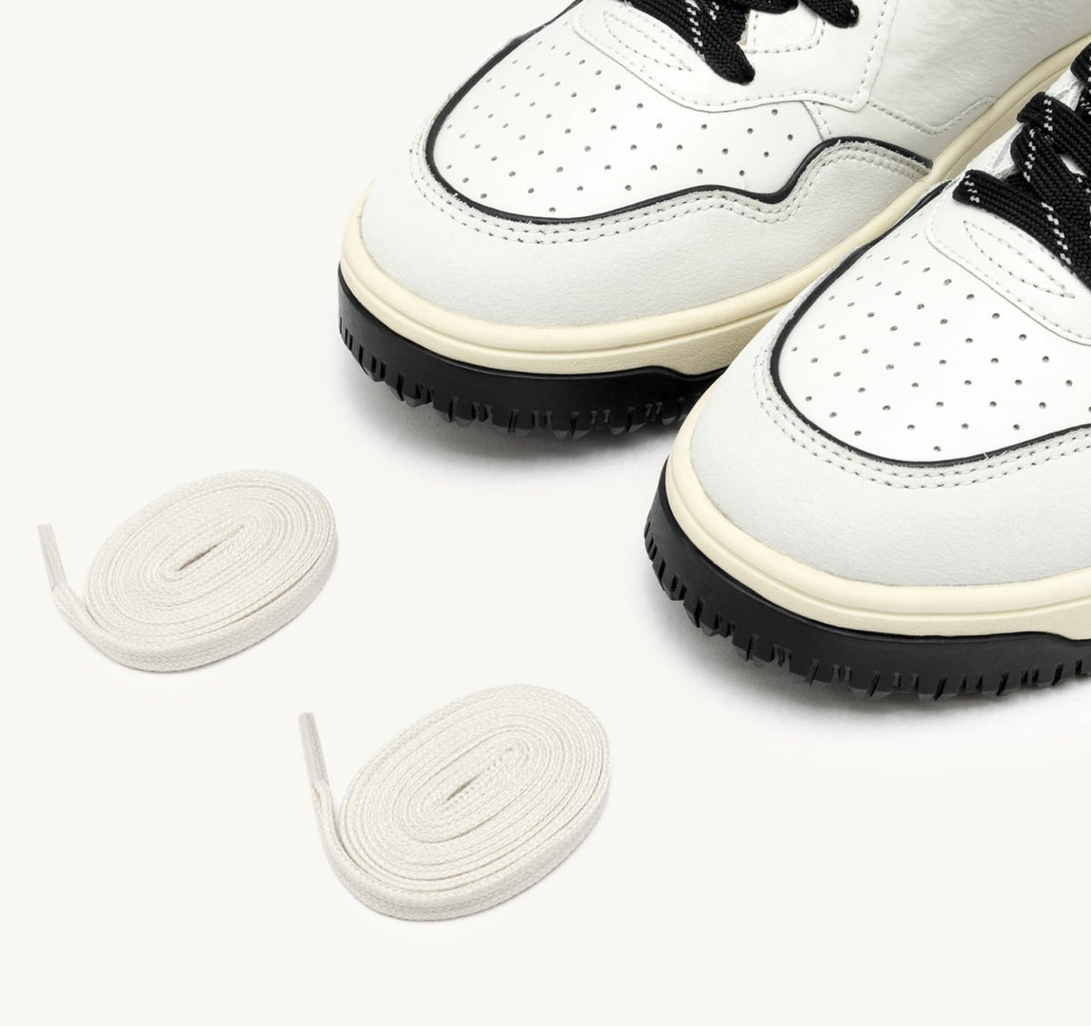 AUTRY Man GOLF LOW SNEAKERS IN LEATHER COLOR WHITE AND BLACK