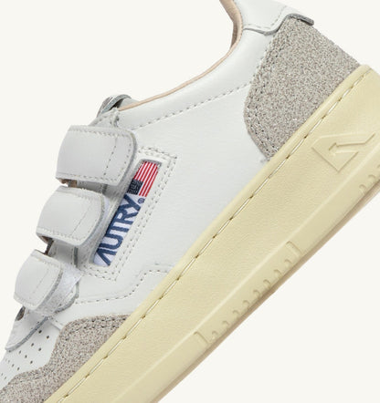 AUTRY Kid MEDALIST KIDSTRIPES SNEAKERS IN WHITE LEATHER AND GLITTER GRAY LEATHER
