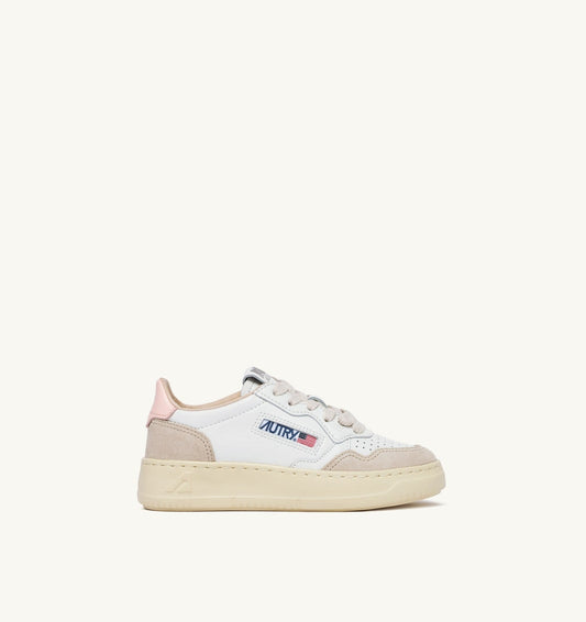 AUTRY Kid MEDALIST KIDS LOW SNEAKERS IN WHITE AND CREOLE PINK SUEDE