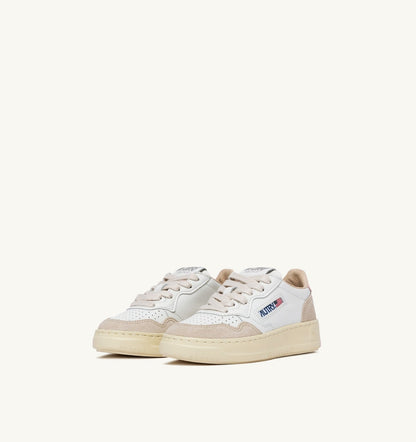 AUTRY Kid MEDALIST KIDS LOW SNEAKERS IN WHITE AND CREOLE PINK SUEDE
