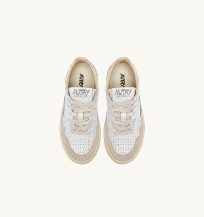 AUTRY Kid MEDALIST KIDS LOW SNEAKERS IN WHITE AND CREOLE PINK SUEDE