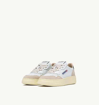 AUTRY Kid MEDALIST KIDS LOW SNEAKERS IN WHITE AND BLUE SPACE SUEDE