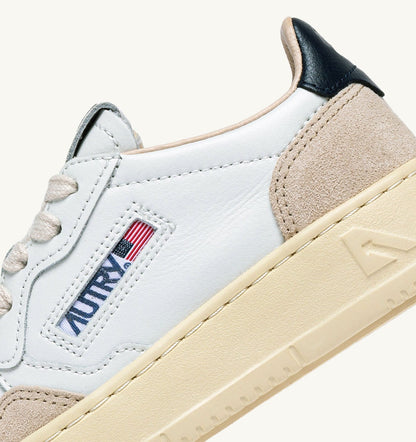 AUTRY Kid MEDALIST KIDS LOW SNEAKERS IN WHITE AND BLUE SPACE SUEDE