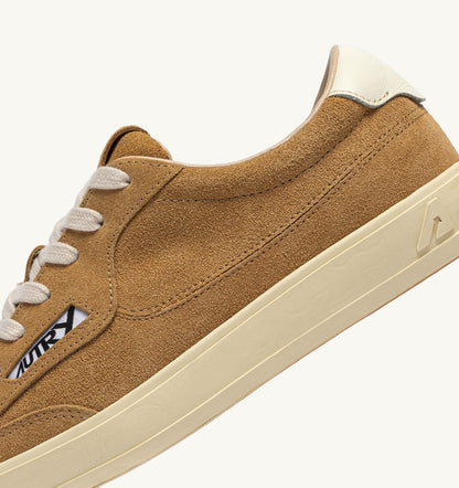 AUTRY Woman WINDSCAPE LOW SNEAKERS IN COPPER BROWN AND MARSHMALLOW SUEDE