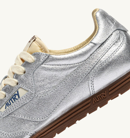 AUTRY Woman WINDSPIN SNEAKERS IN SILVER TONE LAMINATED LEATHER