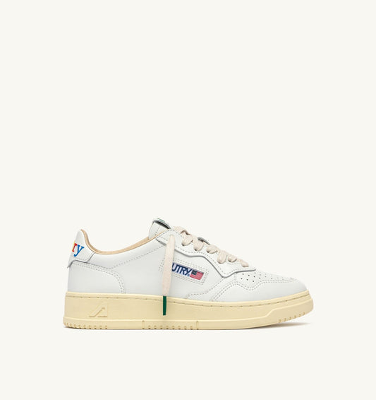 AUTRY Man MEDALIST LOW SNEAKERS IN WHITE LEATHER