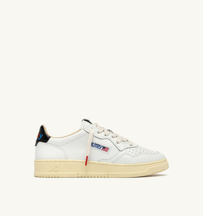 AUTRY Man MEDALIST LOW SNEAKERS IN WHITE AND BLACK LEATHER