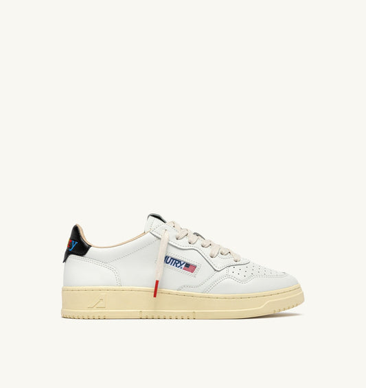 AUTRY Man MEDALIST LOW SNEAKERS IN WHITE AND BLACK LEATHER