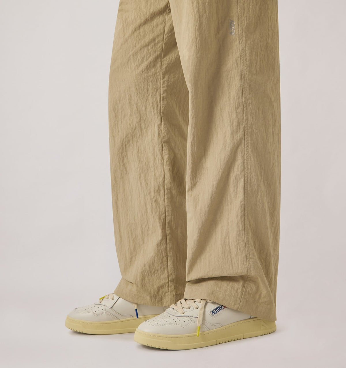 AUTRY Man MEDALIST LOW SNEAKERS IN WHITE AND BLACK LEATHER