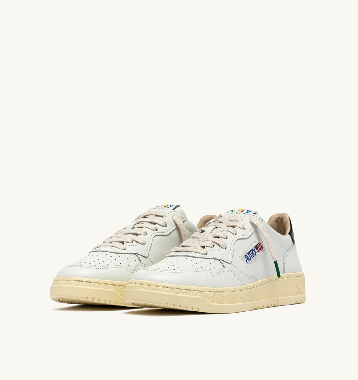 AUTRY Man MEDALIST LOW SNEAKERS IN WHITE AND BLACK LEATHER