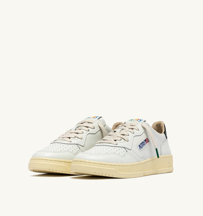 AUTRY Man MEDALIST LOW SNEAKERS IN WHITE AND BLACK LEATHER