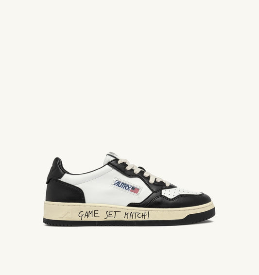 AUTRY Man MEDALIST LOW SNEAKERS IN WHITE AND BLACK LEATHER WITH LETTERING