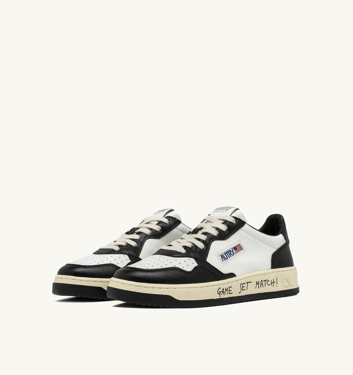 AUTRY Man MEDALIST LOW SNEAKERS IN WHITE AND BLACK LEATHER WITH LETTERING
