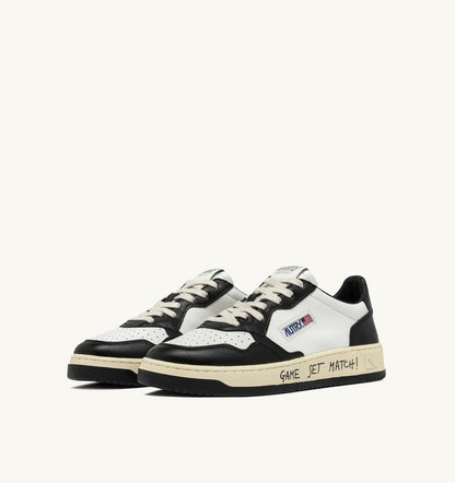 AUTRY Man MEDALIST LOW SNEAKERS IN WHITE AND BLACK LEATHER WITH LETTERING