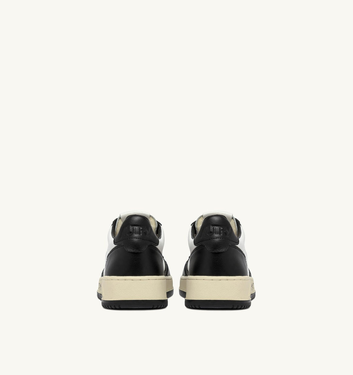AUTRY Man MEDALIST LOW SNEAKERS IN WHITE AND BLACK LEATHER WITH LETTERING