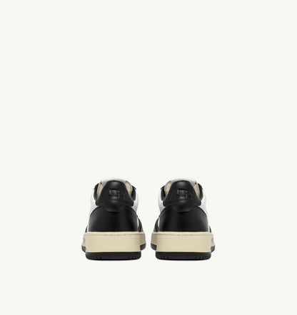 AUTRY Man MEDALIST LOW SNEAKERS IN WHITE AND BLACK LEATHER WITH LETTERING