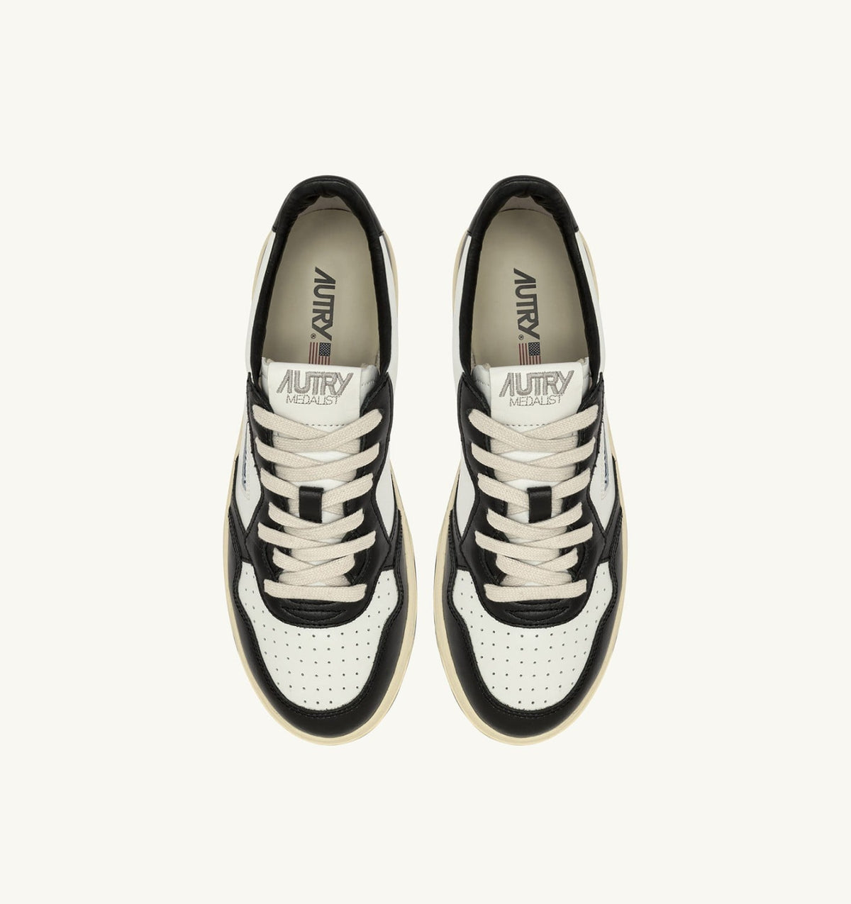 AUTRY Man MEDALIST LOW SNEAKERS IN WHITE AND BLACK LEATHER WITH LETTERING