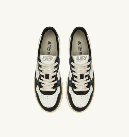 AUTRY Man MEDALIST LOW SNEAKERS IN WHITE AND BLACK LEATHER WITH LETTERING