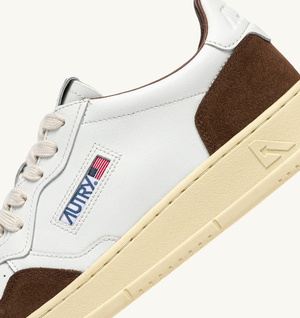 AUTRY Man MEDALIST LOW SNEAKERS IN WHITE LEATHER AND TUNDRA SUEDE
