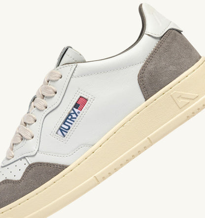 AUTRY Man MEDALIST LOW SNEAKERS IN WHITE LEATHER AND CEMENT SUEDE