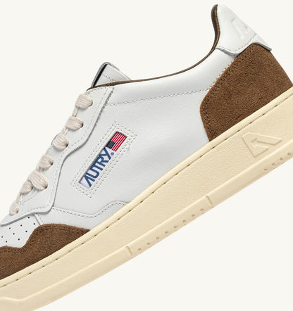 AUTRY Man MEDALIST LOW SNEAKERS IN WHITE LEATHER AND TOBACCO SUEDE