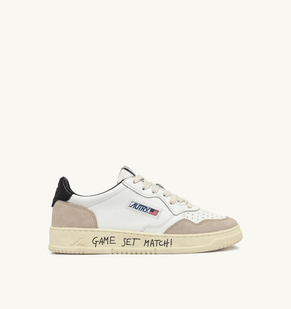 AUTRY Man MEDALIST LOW SNEAKERS IN WHITE AND BLACK SUEDE AND LEATHER WITH LETTERING