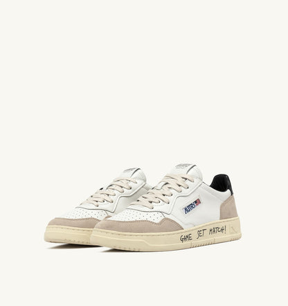AUTRY Man MEDALIST LOW SNEAKERS IN WHITE AND BLACK SUEDE AND LEATHER WITH LETTERING
