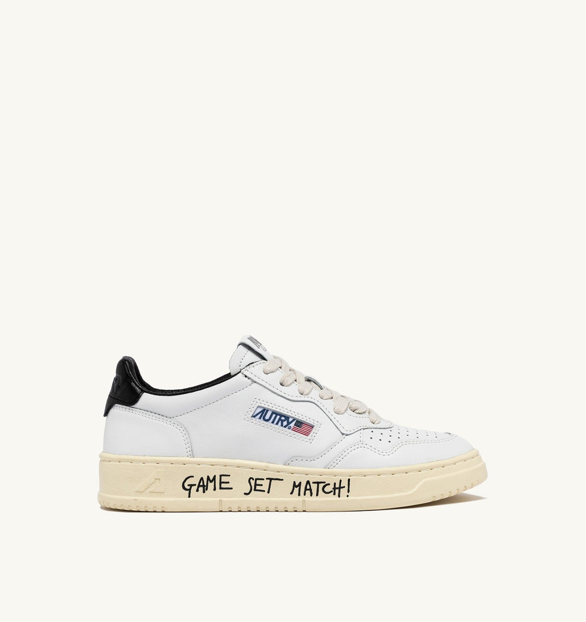 AUTRY Man MEDALIST LOW SNEAKERS IN WHITE AND BLACK LEATHER WITH LETTERING