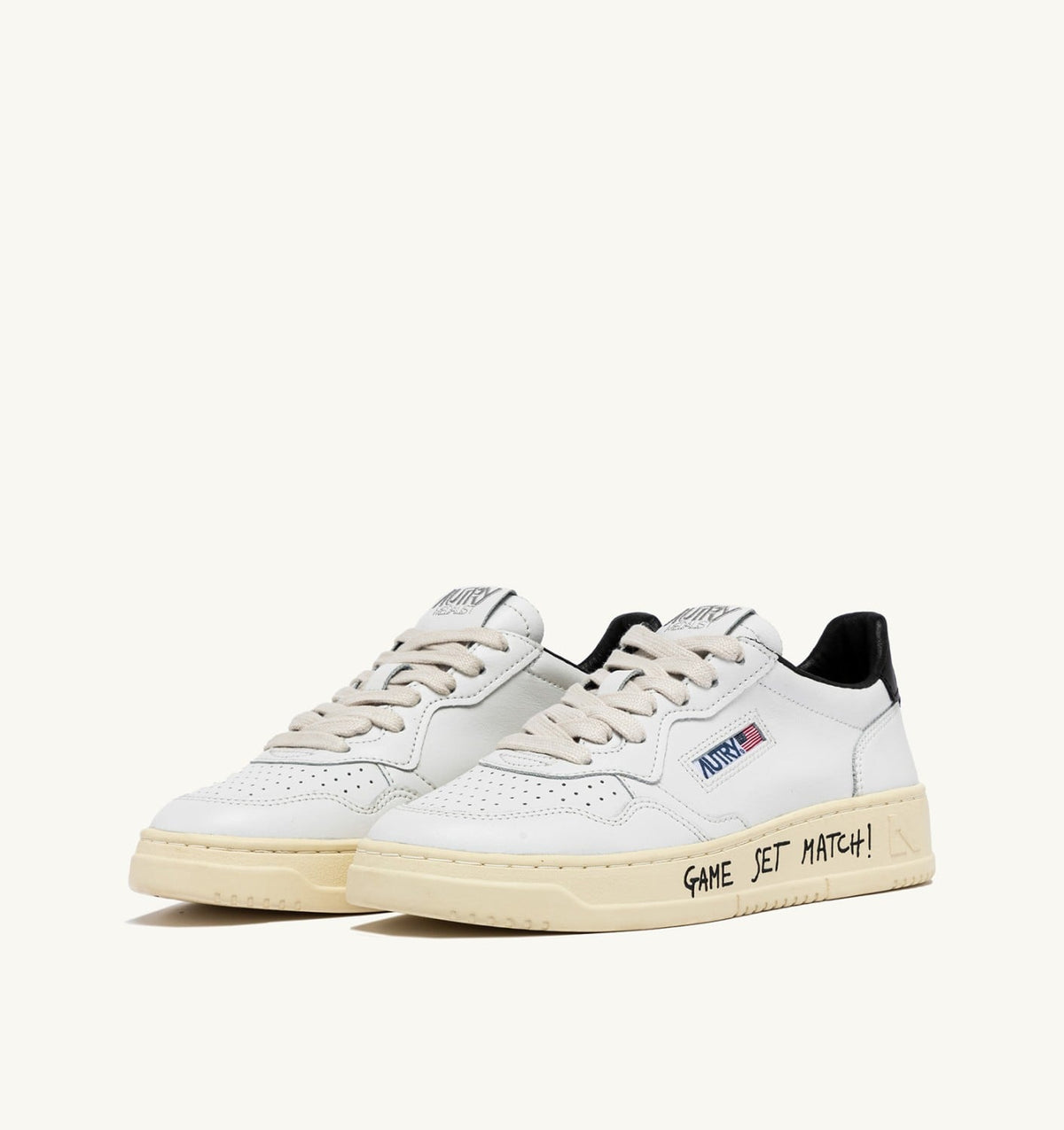 AUTRY Man MEDALIST LOW SNEAKERS IN WHITE AND BLACK LEATHER WITH LETTERING