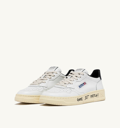 AUTRY Man MEDALIST LOW SNEAKERS IN WHITE AND BLACK LEATHER WITH LETTERING