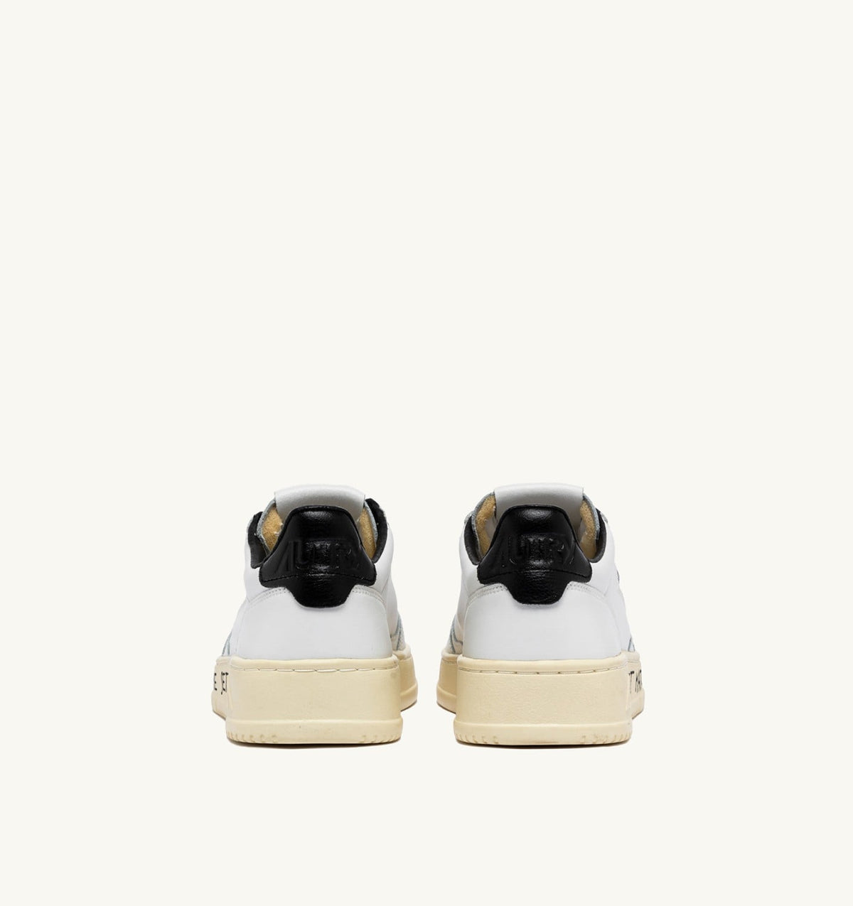 AUTRY Man MEDALIST LOW SNEAKERS IN WHITE AND BLACK LEATHER WITH LETTERING