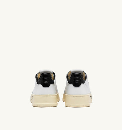 AUTRY Man MEDALIST LOW SNEAKERS IN WHITE AND BLACK LEATHER WITH LETTERING