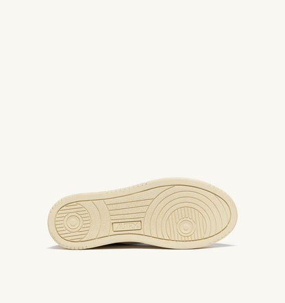 AUTRY Man MEDALIST LOW SNEAKERS IN WHITE AND BLACK LEATHER WITH LETTERING